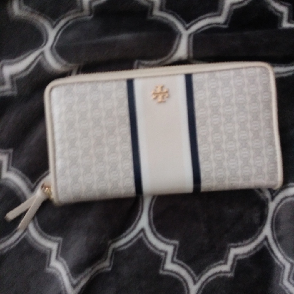 Brand & Style - Tory Burch Gemini Link Zip Wallet